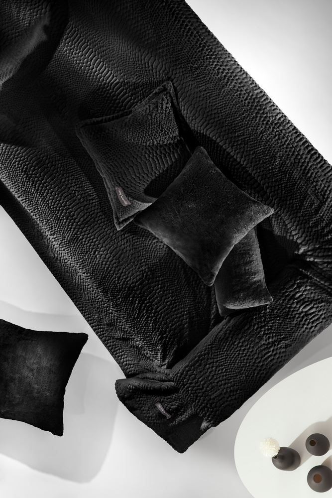 Σετ 2τμχ. Γούνινο Ριχτάρι Crusty Black 170×250 & διακοσμητική μαξιλαροθήκη 45×45